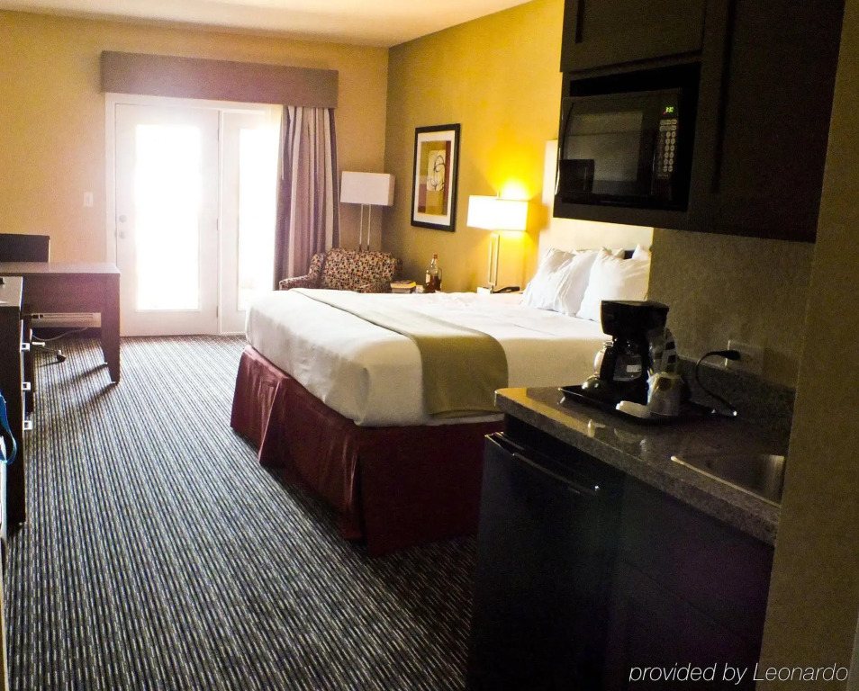 Holiday Inn Express & Suites Fredericksburg by IHG