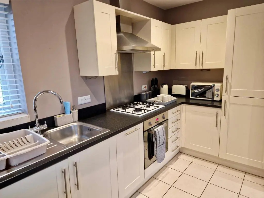 Entire Central 2 Bedroom Apartment (With Parking)