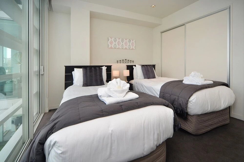 QV 2 Bedroom Apt Overlooking Marina -680