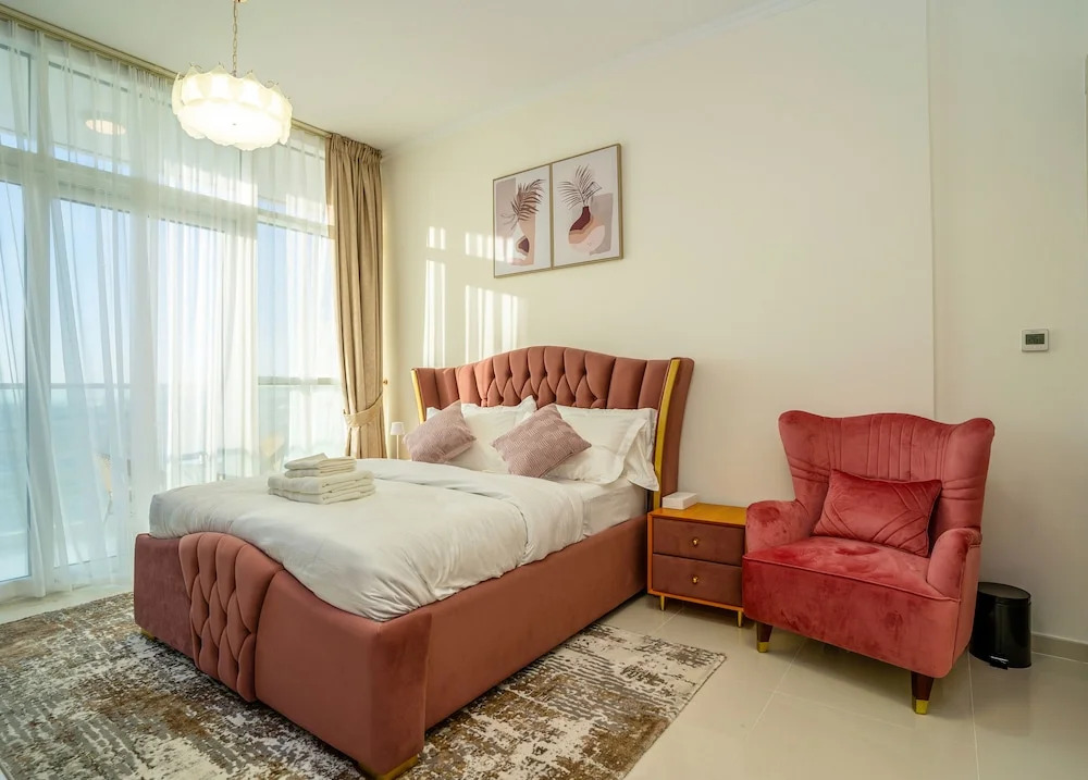 Tanin - Wake Up To Dubai Skyline From This Stylish Studio