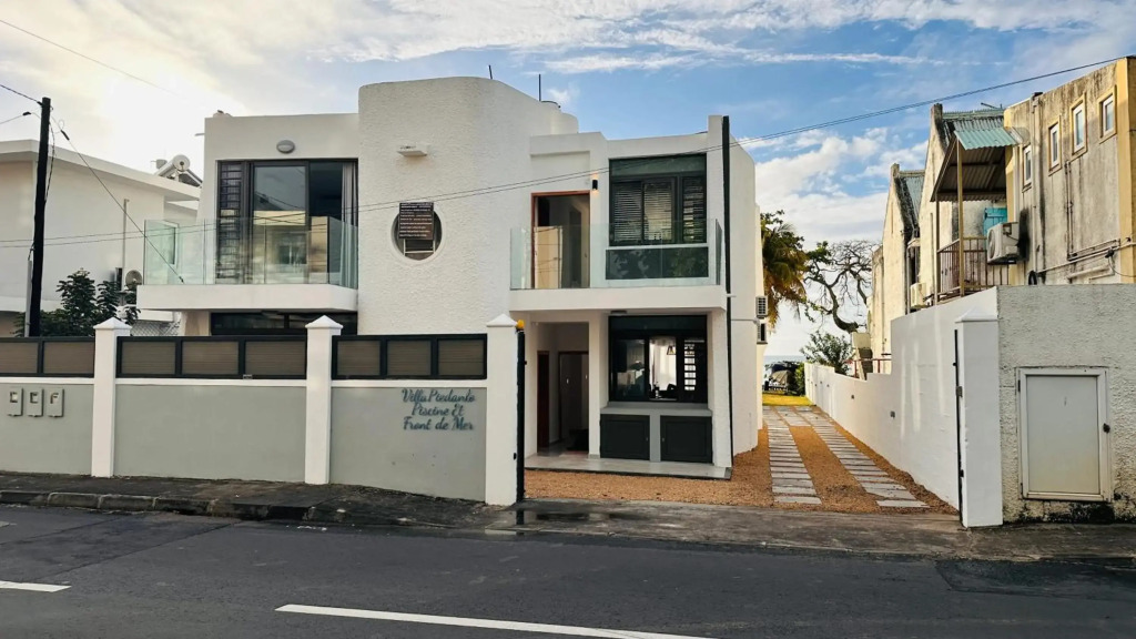 3 bedrooms appartement with sea view balcony and wifi at Trou aux Biches