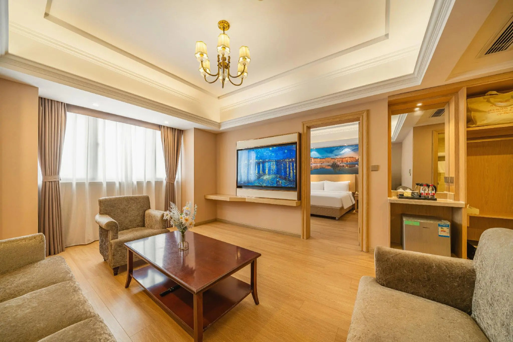 Vienna International Hotel ( Shanghai Kangqiao Metro Station)