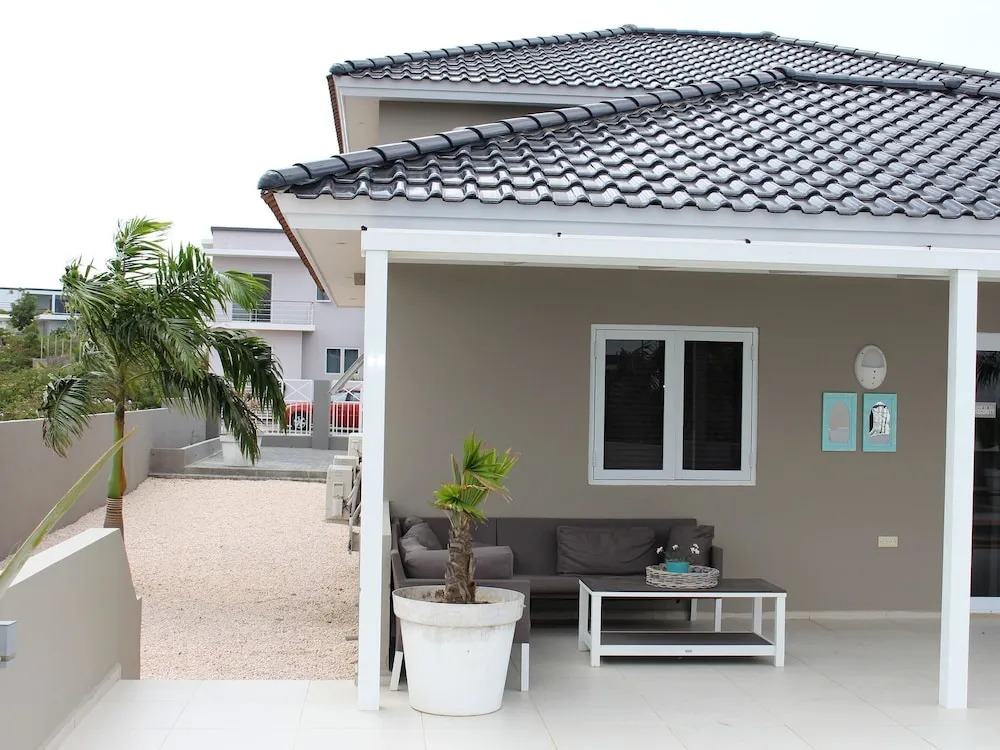 Modern Villa in Jan Thiel with Hot Tub