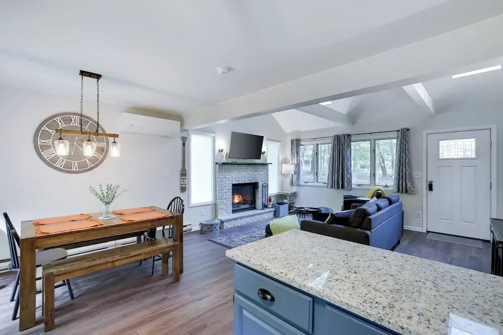 Dreamy Lake House With Fireplace, Firepit & Pet Friendly