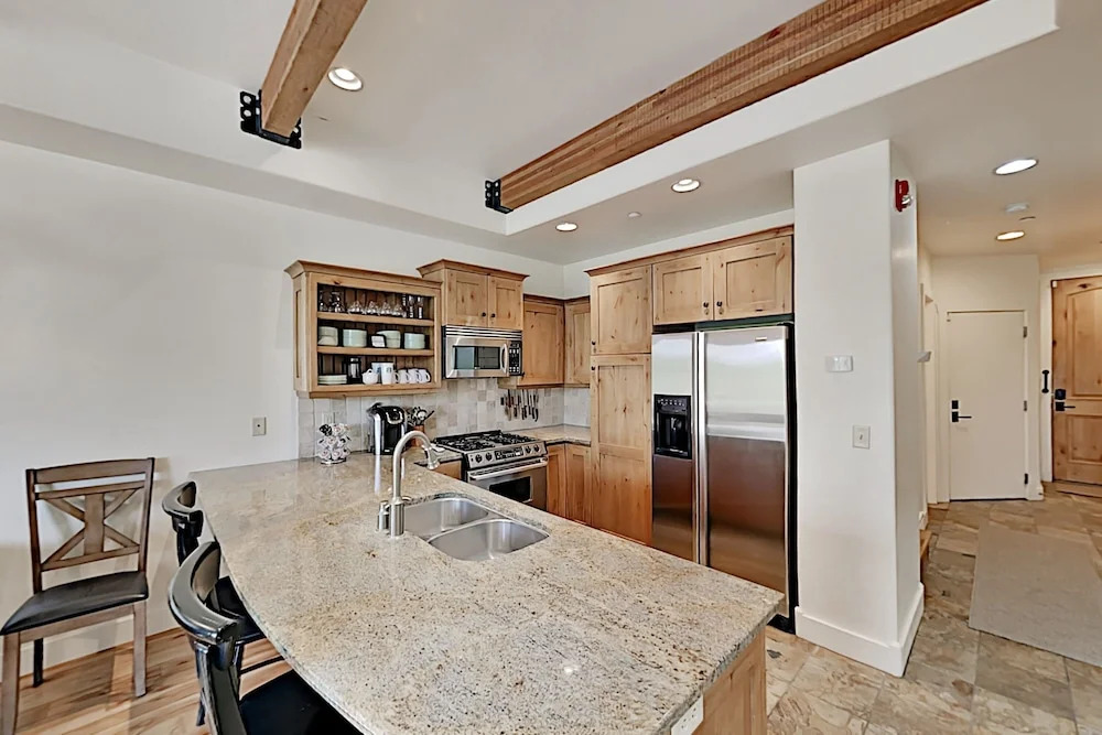 Private Hot Tub & Stunning Views, High Walkability 2 Bedroom Condo