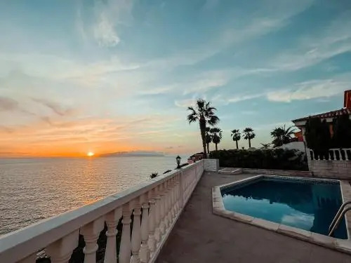 Villa Julia, First Line, 3 Bedrooms, Stunning Ocean View and Pool in Callao Salvaje