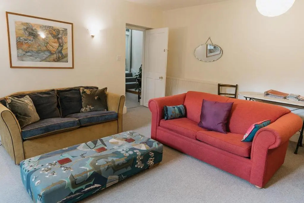 SUNNYSIDE APARTMENT - Spacious 2 Bedroom Ground Floor with Free Parking In Kendal, Cumbria