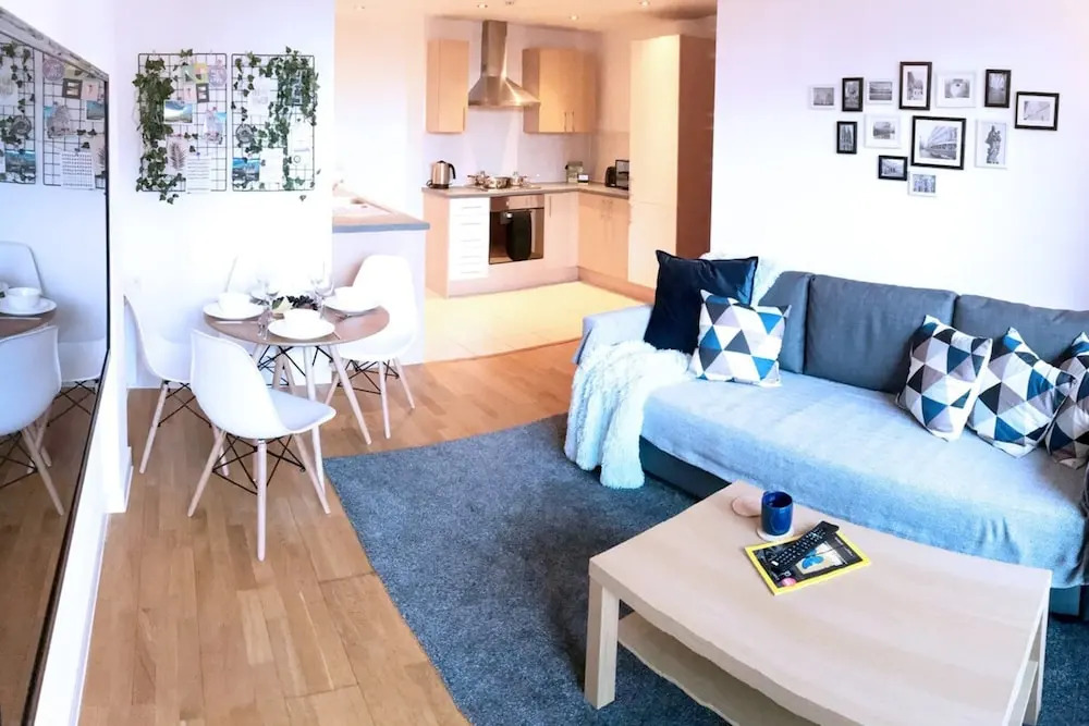 Modern Apartment in City Centre With Balcony