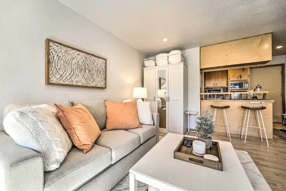 Walk to Ski Resort: Tahoe Donner Studio w/ Balcony