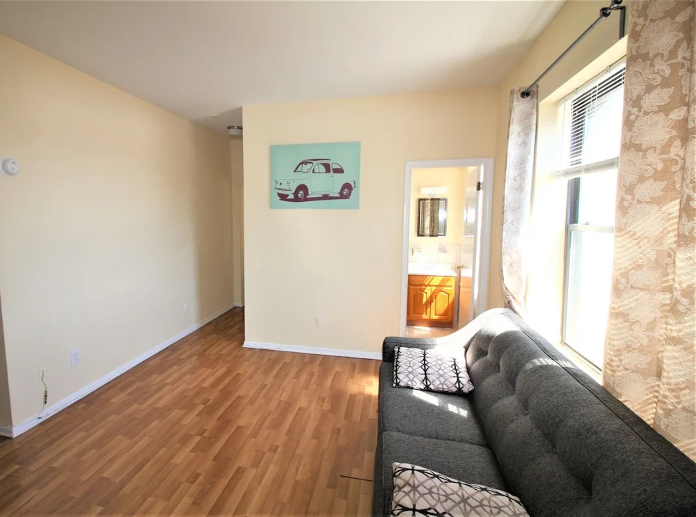 Modern Apartment minutes to NYC