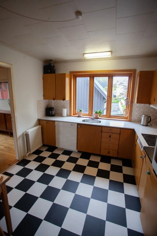 3 storey, 5 bedroom, 3 bathroom house in the center of Tórshavn