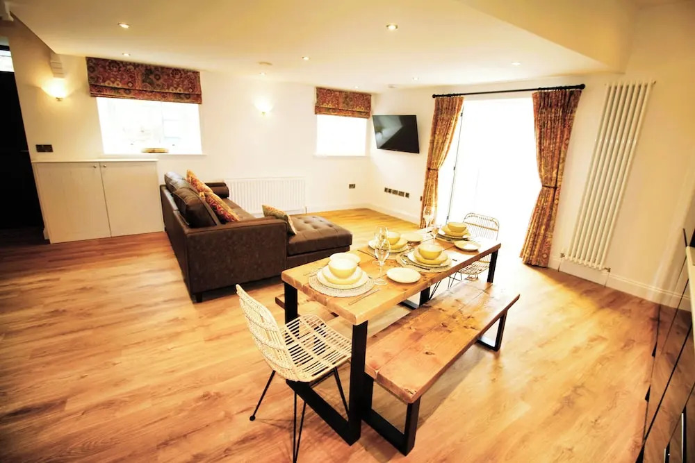 Newly Refurbished Cottage - Sleeps 4 - Central