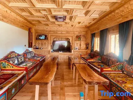 Maido Kangsang Homestay (Zhonglu Tibetan Village Scenic Area)