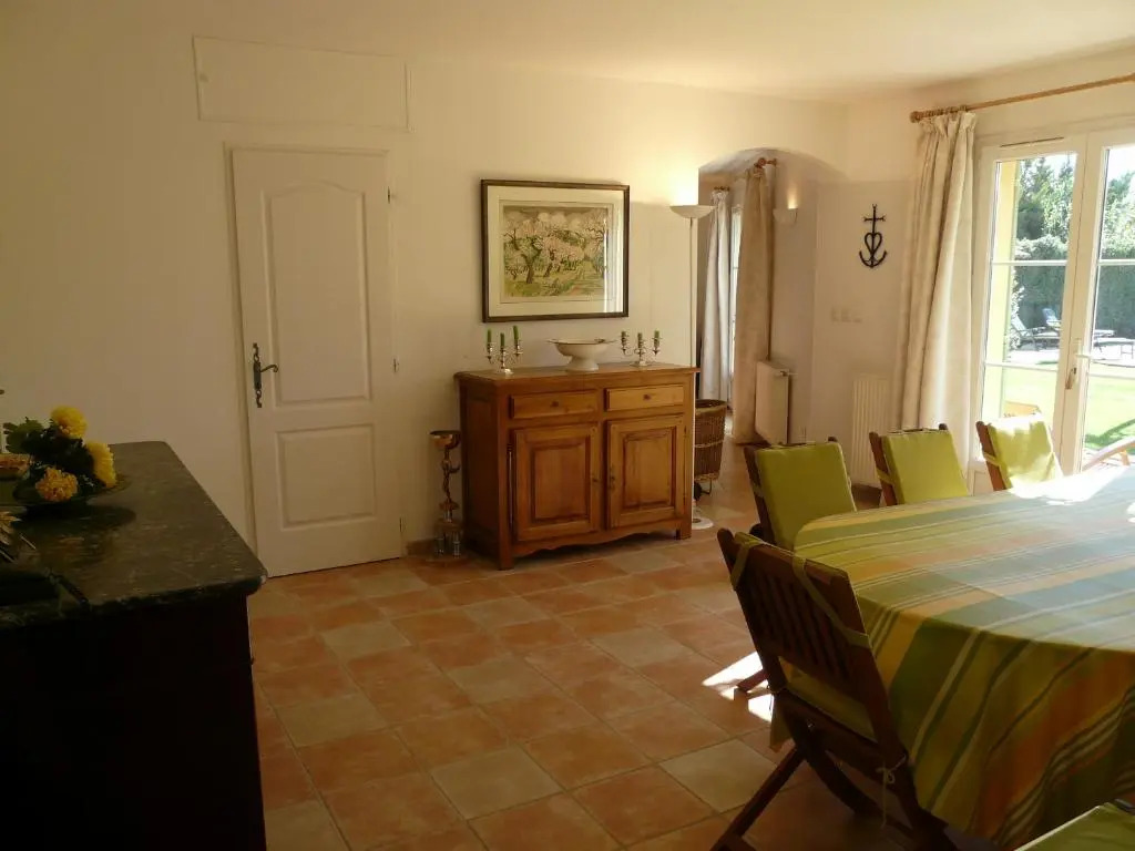 nice family vacation house with heated swimming pool, in mouries, alpilles areas 10 persons