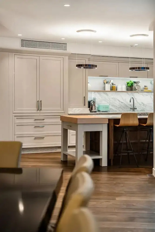 Luxury 3BR Mews Home w Courtyard AC Terrace