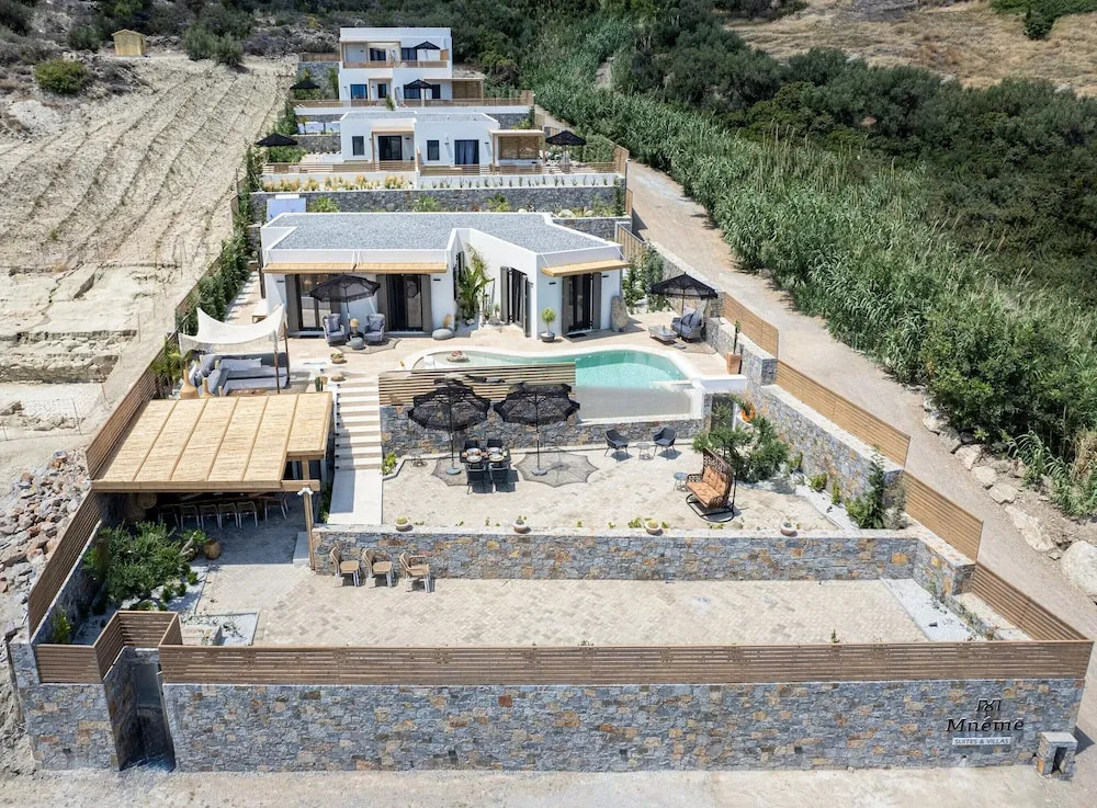 Mnḗmē Suites & Villas
