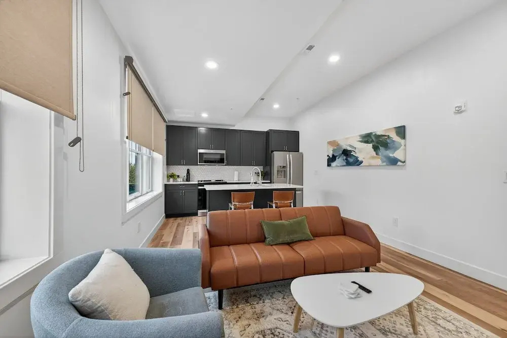 Stylish Downtown Unit With Historic Charm 2 Bedroom Apts