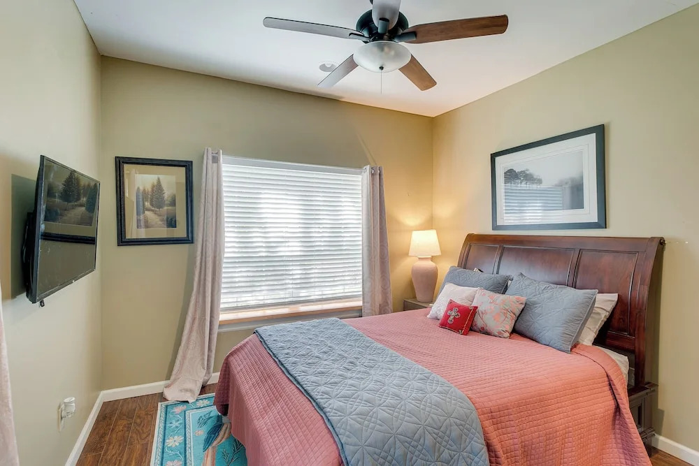 Charming Darien Hideaway w/ Porch, Near Downtown!