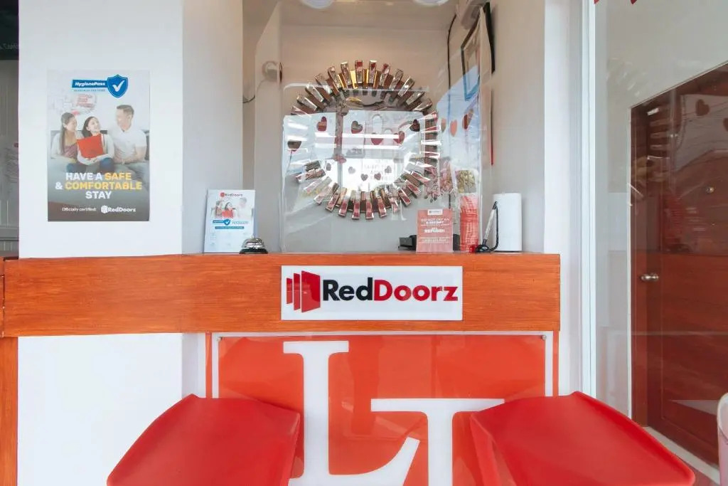 RedDoorz near Mercado del Lago