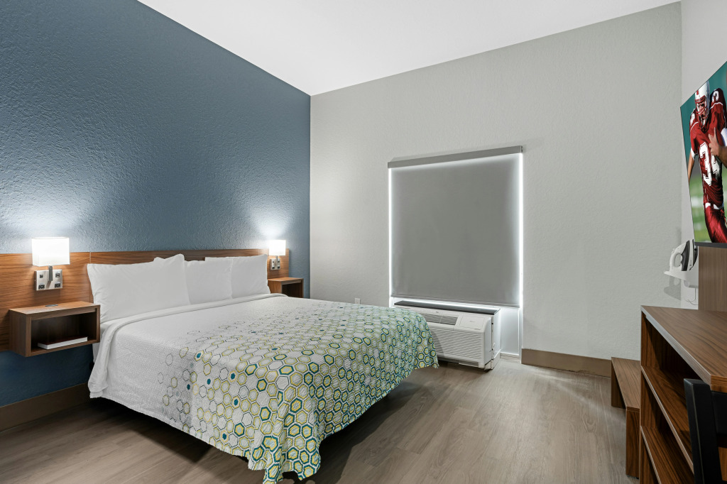 HomeTowne Studios by Red Roof Bradenton