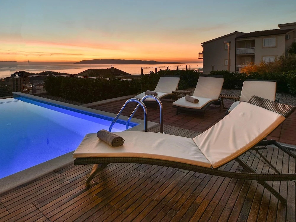 Swanky Villa in Makarska With Sauna, Jacuzzi & Mountain Views
