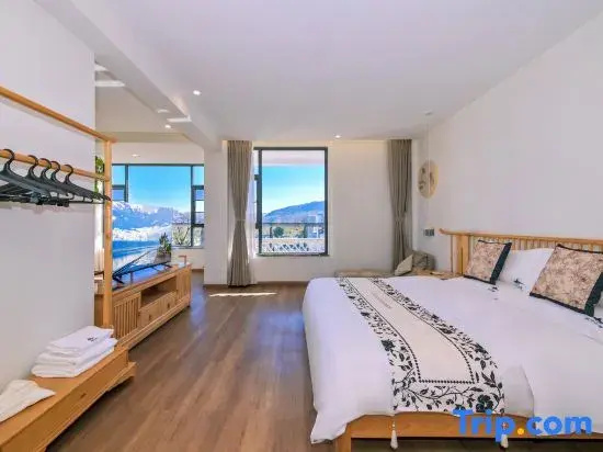 Dali Bright Moon Over Mountains & Sea · Sea View Garden Resort Guesthouse