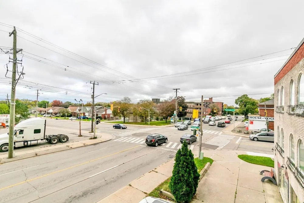 1BR King Apartment With Netflix- Near DT Hamilton