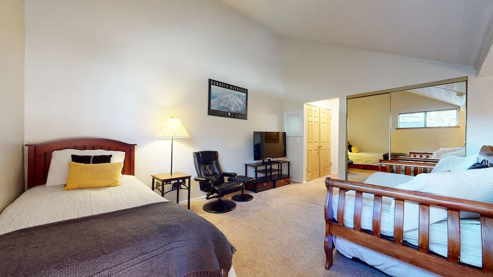 San Sierra 26 Pet-Friendly, Mountain Modern, Walk to The Village by RedAwning