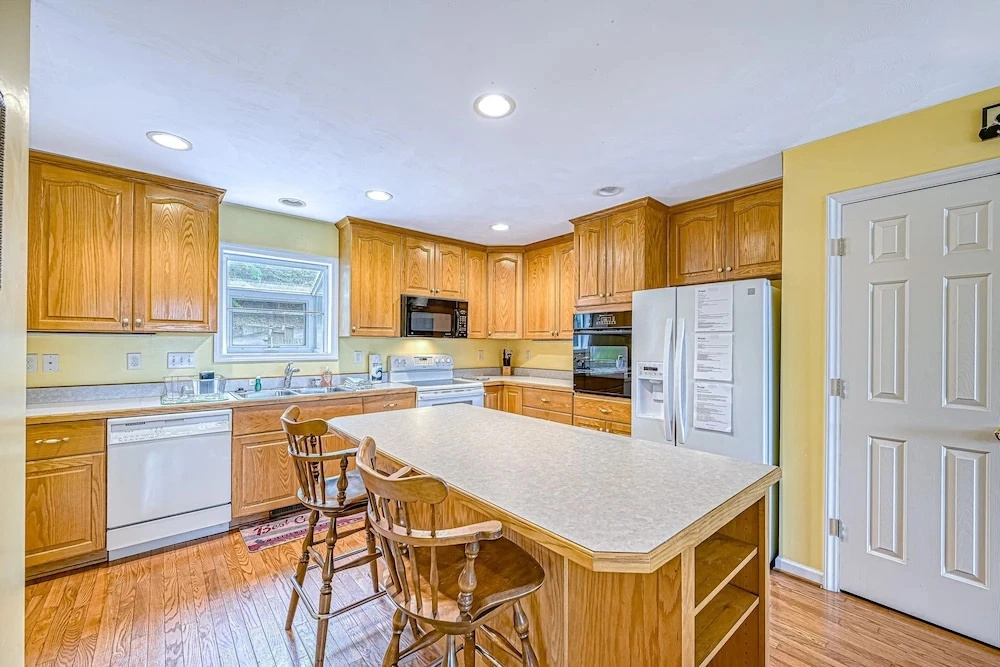 Sthern Rock - Lakefront Home With Views, Dock, Screened Porch, Kayak & Canoe