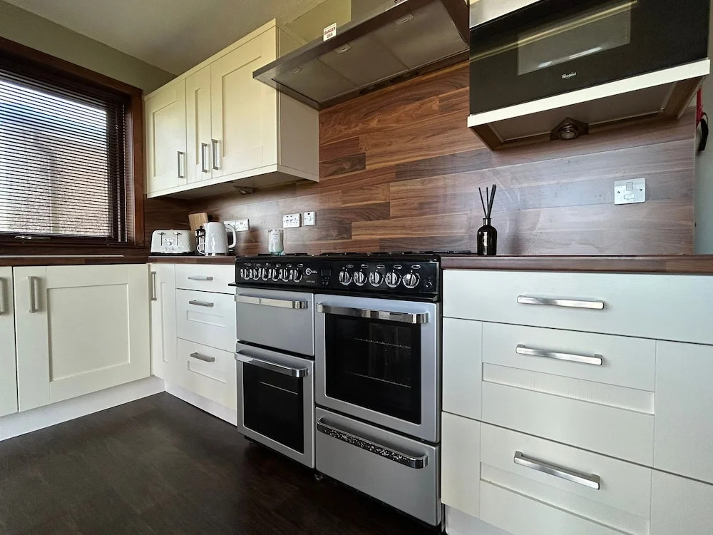 Dog Friendly 6- Bedroom House in Isle of Lewis - Great for Families and Large Groups