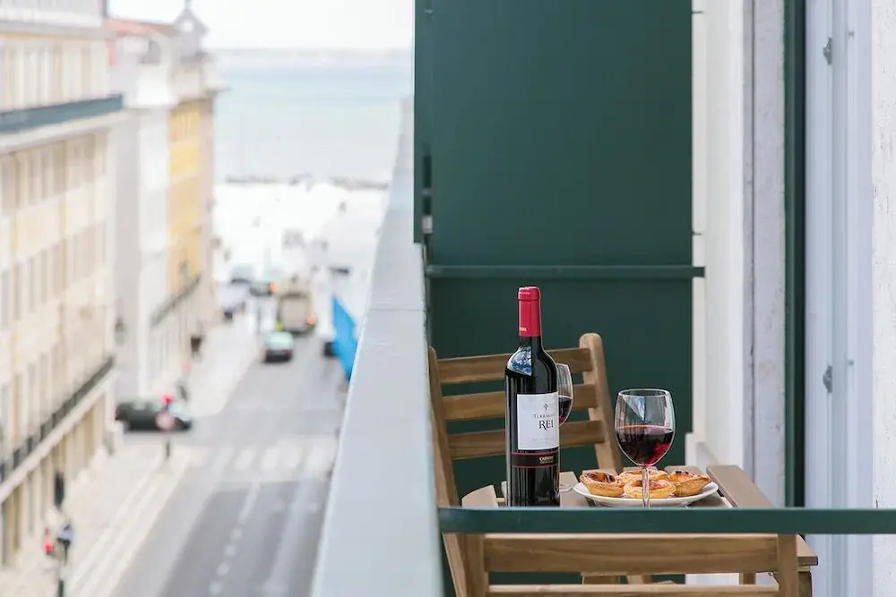 JOIVY Sunny 1-bed flat w/terrace&sea view in Baixa, 3mins to Arco da Rua Augusta