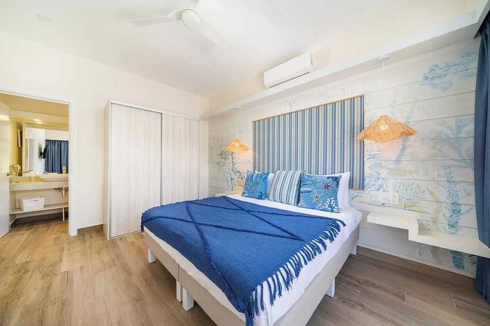 New Oasis in Gated Community With Pool Breakfast