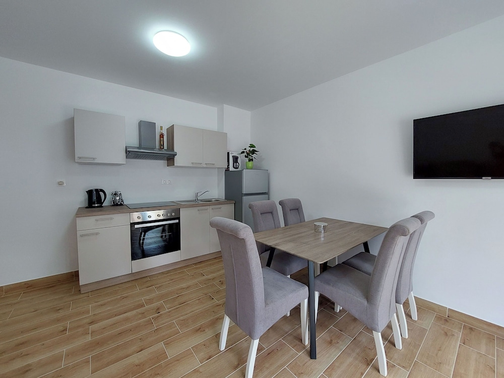 Apartment and Rooms Anne
