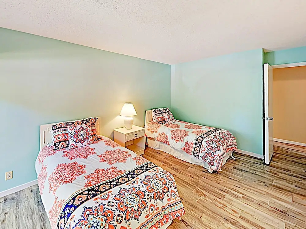 New Listing! Wooded Sanctuary On Golf Course W/pool 2 Bedroom Condo