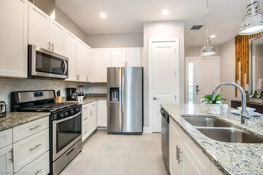 Upscale Townhome W/pool Access! 5 mi. to Disney!