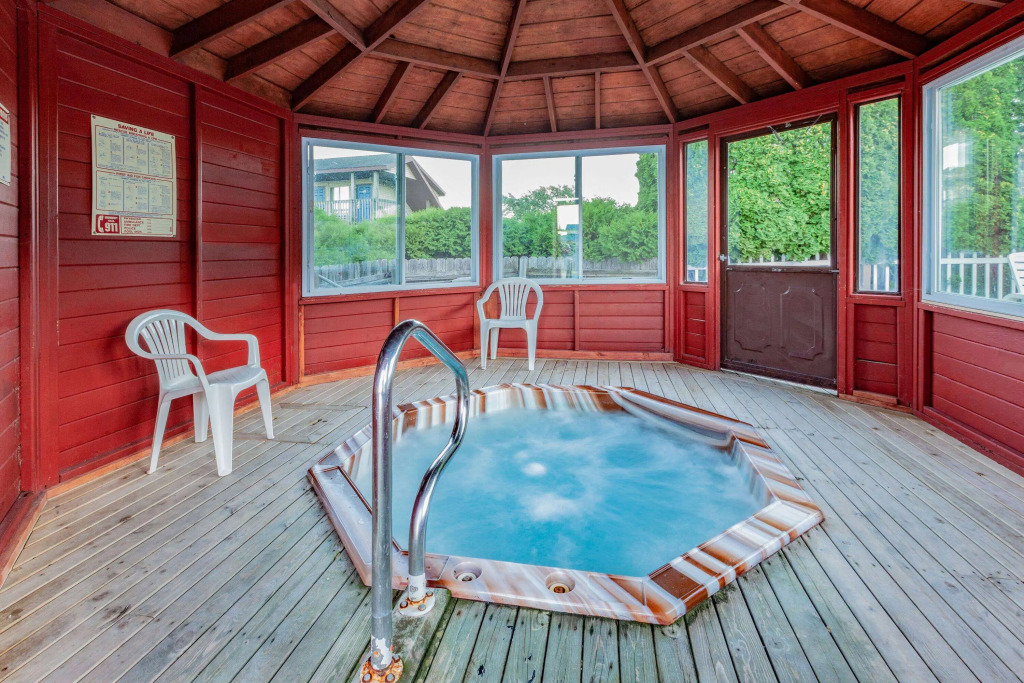 Days Inn & Suites by Wyndham St. Ignace Lakefront