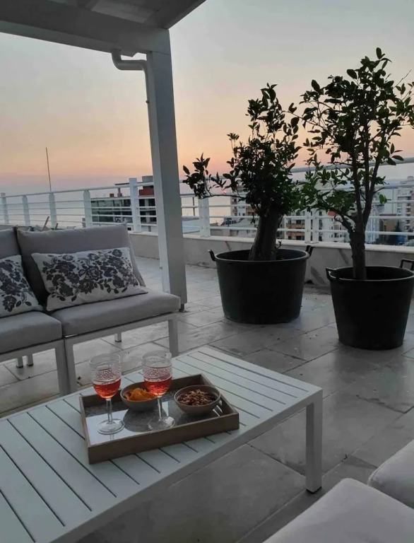 Dream House   (No Front Desk For Check In Please Contact The Property At Least 5 Days In Advance)