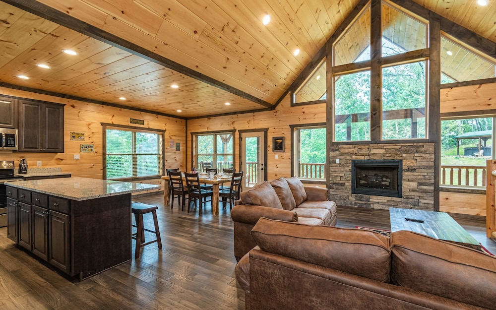 New 3BR Hot Tub Game Room 3 King Suites