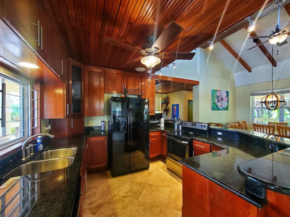 Lucky Duck Villa - Private Beach Escape