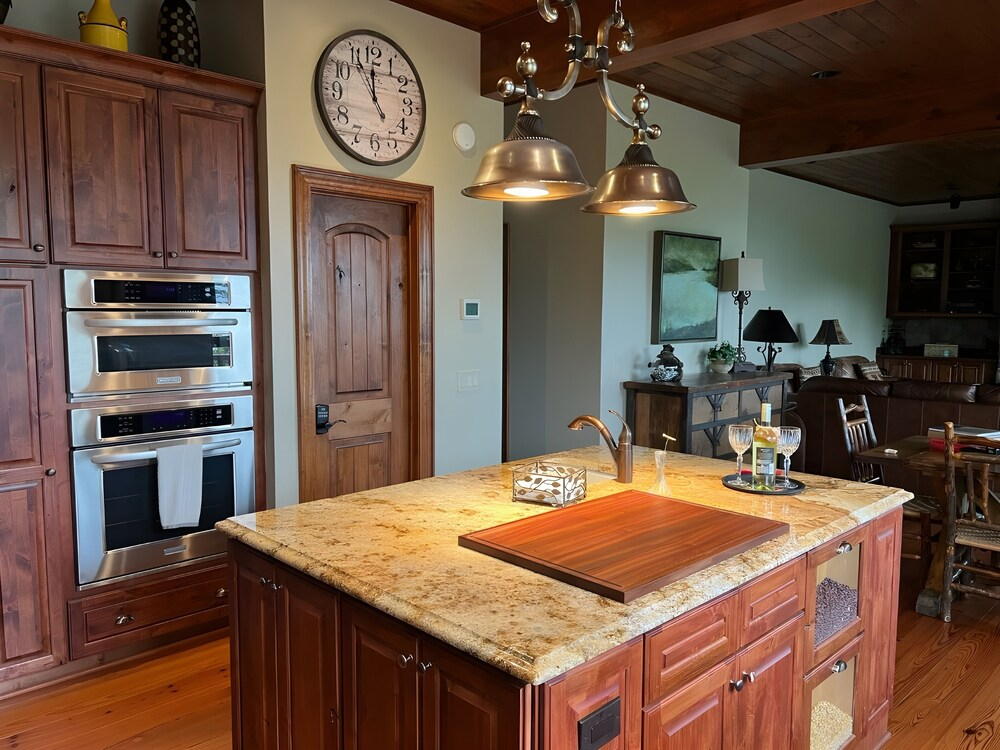 Hot Tub + Stunning Views: Luxury Beech Mtn Escape!