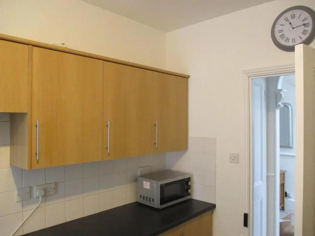 3 Bed Flat - Sleeps 5 - Garden - Parking - Wifi