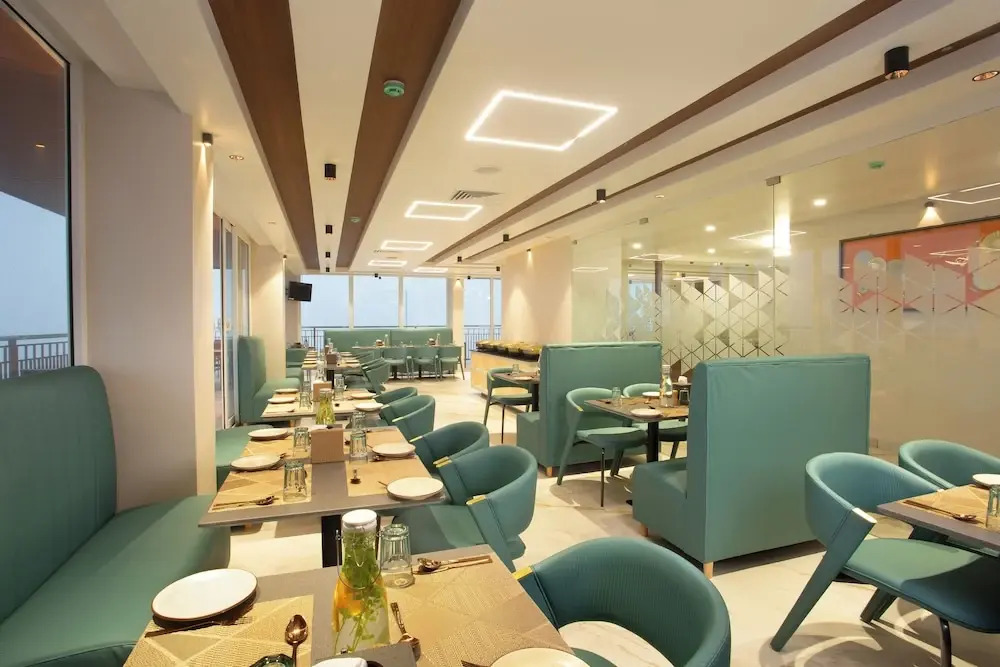 Le Crown Hotel