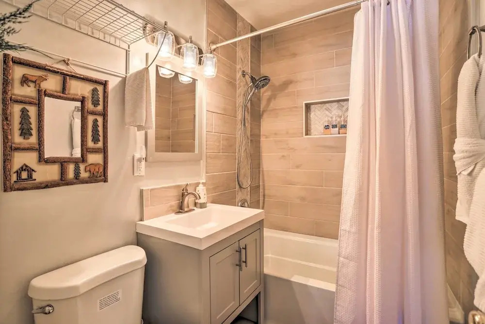 Hot Tub & Deck: Big Bear Gem Near Resorts!