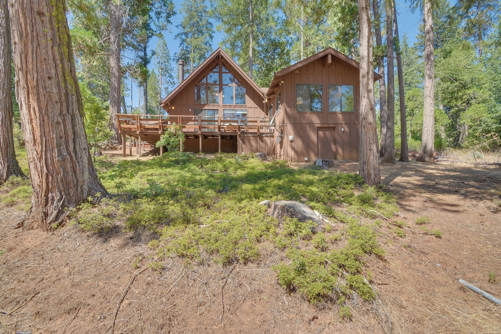 6 Mi to Yosemite National Park: Retreat w/ Deck!