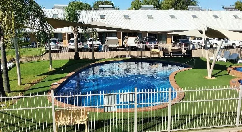 Lake Edge Resort