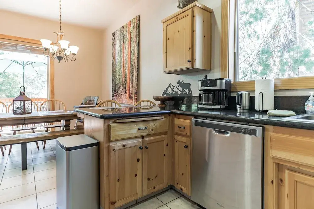 Dog Friendly Summer Vacation Hub Near Town 4 Bedroom Home by Redawning