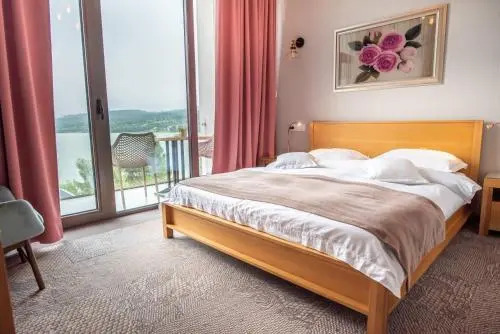 Hotel Roser House Boutique - pe malul lacului Colibita