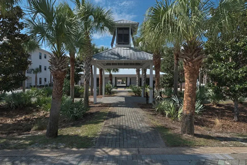 2BR Near Gulf Place w/ Pool, Grill + Free Tickets: Dolphin Cruise & More!