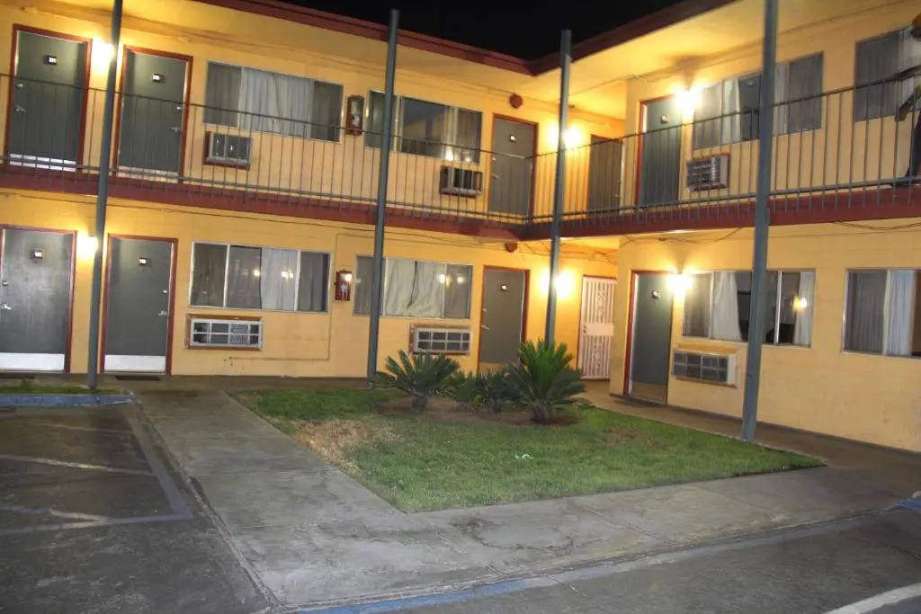Inland Inn & Suites