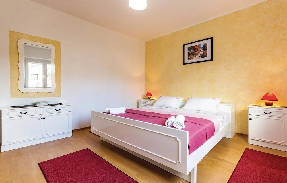 Stunning Home in Pula With Wifi and 5 Bedrooms